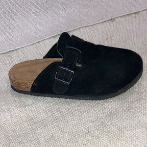 Time and Tru memory foam size 7 women’s slip on shoe Black Suede Sandals